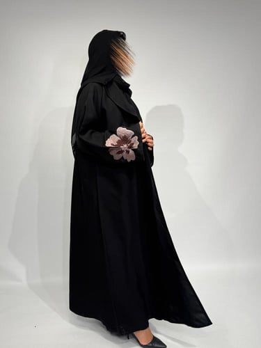 عباية سوداء مزينة بتطريز وردة في الكم. 1161