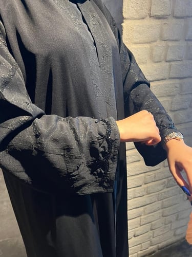 عباية مزينة بالشك في الكم ، القصة عادية