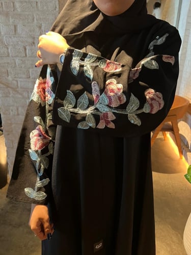 عباية مزينة بتطريز في الكم ، القصة نص كلوش