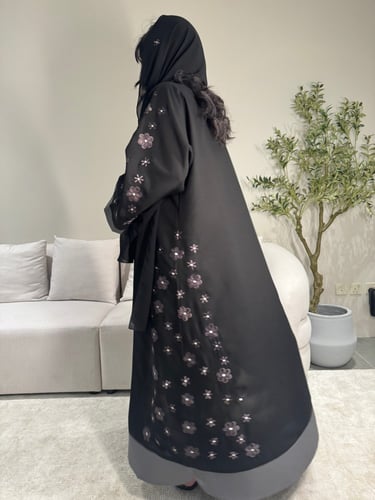 عباية مزينة بتطريز الورد في الكم و الجانب مع حاشية...