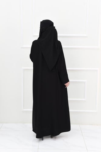 عباية إماراتية بتصميم كلاسيكي وأكمام مطرزة تضفي لم...