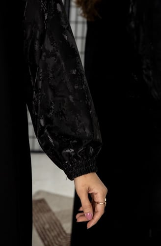 عباية اسود من قماش اسراب مع أكمام من الجلد المشجر