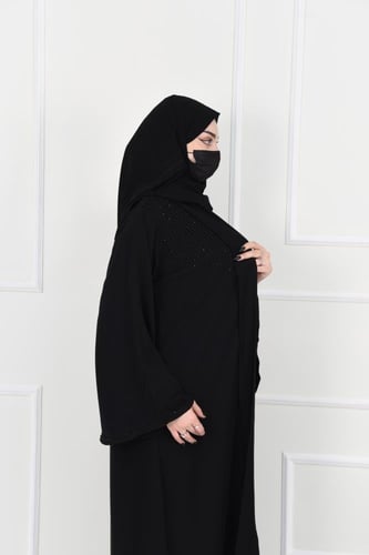 عباية سوداء أنيقة بتطريز خفيف على الصدر والأكتاف،...