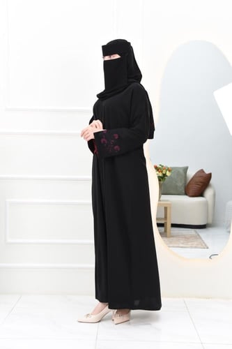 عباية إماراتية بتصميم كلاسيكي وأكمام مطرزة تضفي لم...