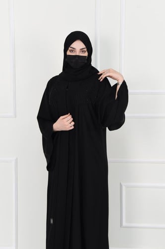 عباية سوداء أنيقة بتطريز خفيف على الصدر والأكتاف،...