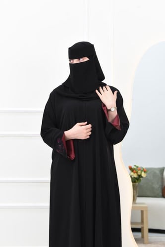 عباية إماراتية بتصميم كلاسيكي وأكمام مطرزة تضفي لم...