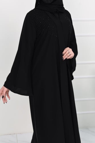 عباية سوداء أنيقة بتطريز خفيف على الصدر والأكتاف،...