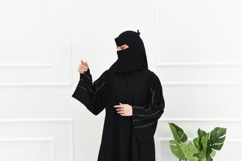 عباية تطريز ذهبي بالاكمام