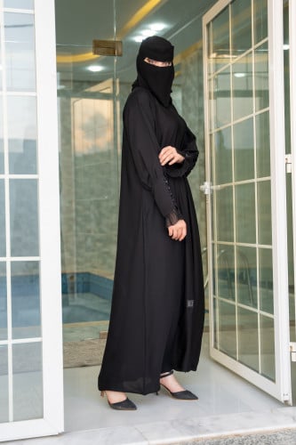 عباية عملية مزينة بكسرات الكم وزرار ملبس بقماش اسو...