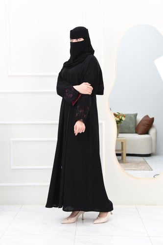 عباية إماراتية بتصميم كلاسيكي وأكمام مطرزة تضفي لم...