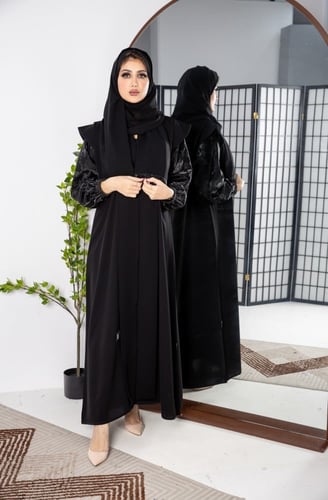 عباية اسود من قماش اسراب مع أكمام من الجلد المشجر