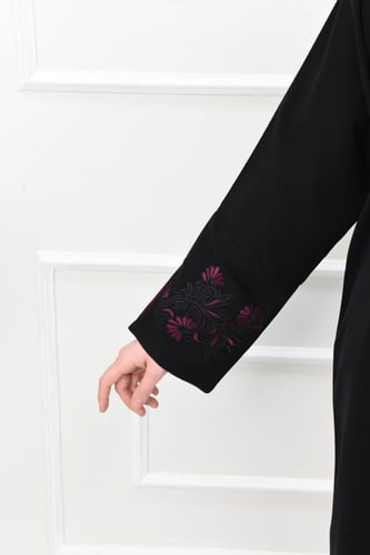 عباية إماراتية بتصميم كلاسيكي وأكمام مطرزة تضفي لم...