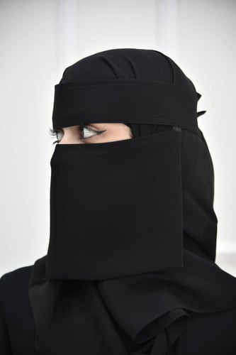 نقاب قصير مستقيم