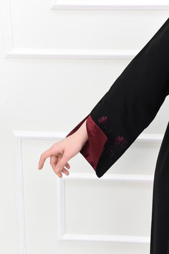 عباية إماراتية بتصميم كلاسيكي وأكمام مطرزة تضفي لم...