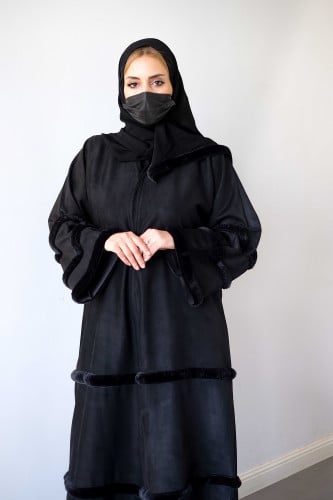 عباية شتوية مزينة بقماش الفرو ليزيدها اناقة وكم مز...