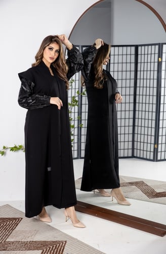 عباية اسود من قماش اسراب مع أكمام من الجلد المشجر