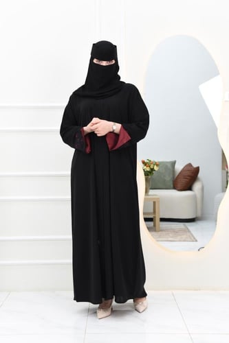 عباية إماراتية بتصميم كلاسيكي وأكمام مطرزة تضفي لم...