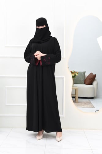 عباية إماراتية بتصميم كلاسيكي وأكمام مطرزة تضفي لم...