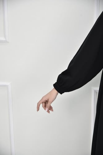 عباية نواعم كاجوال بشريط ستان وكسرات ناعمة