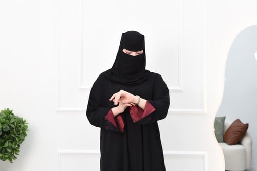 عباية إماراتية بتصميم كلاسيكي وأكمام مطرزة تضفي لم...