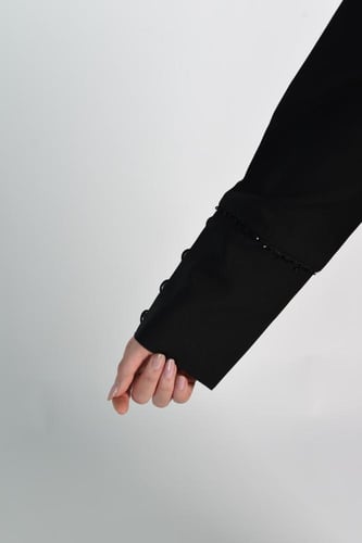 عباية سوداء أنيقة مع جيوب عملية وتصميم خالٍ من الط...