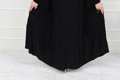 عباية لف سوداء بتطريز أسفل أنيق
