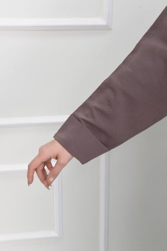 عباية إماراتية بتصميم كلاسيكي