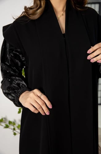 عباية اسود من قماش اسراب مع أكمام من الجلد المشجر