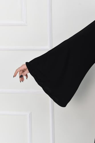 عباية سوداء أنيقة بتطريز خفيف على الصدر والأكتاف،...