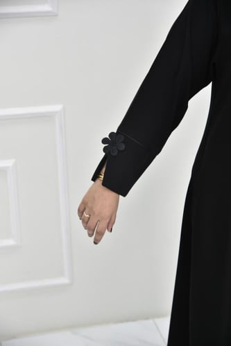 عباية ملكي نص كلوش بتركيبة وردة على الكم المفتوح