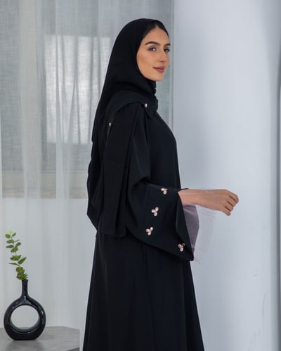 عباية lavania تتميز هذه العباية بقماش كلوش كريب ال...