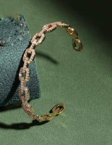 اسوارة ذهبي مرصعة بالزركون