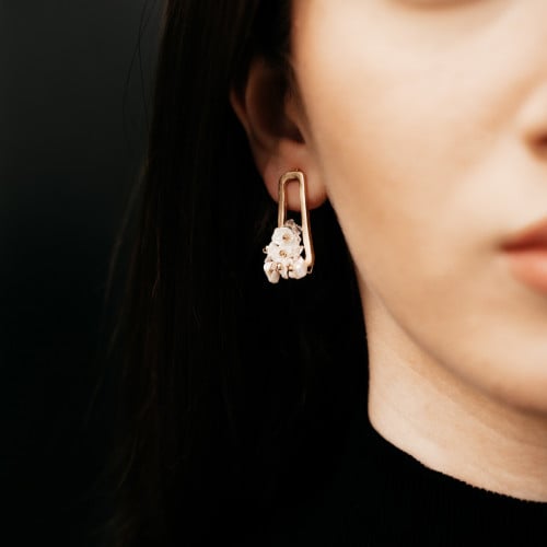 حلق مطلي بالروديوم مرصع بقطع اللولو الطبيعي