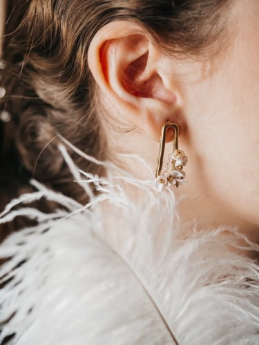 حلق مطلي بالروديوم مرصع بقطع اللولو الطبيعي