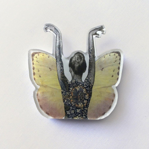 دبوس فراشة راقصة