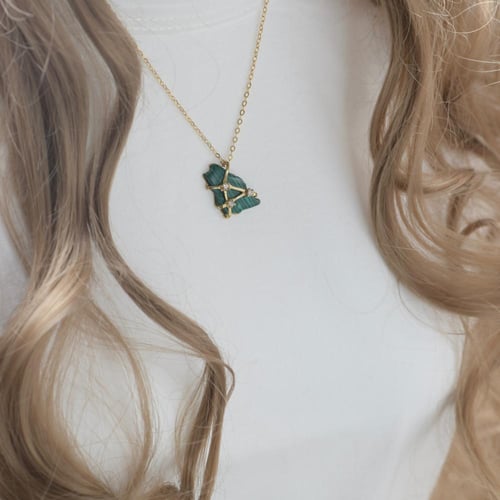 سلسلة خريطة المملكة الأنيقة باللون الذهبي (N369) .