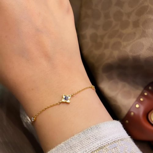 أسورة ورد أنيقة باللون الذهبي (B492 ) .