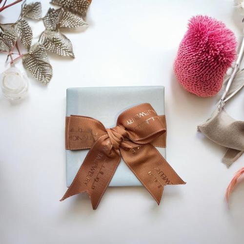 زيدي هديتك أناقة ومحبة...تغليف سماوي بشريطة بني(C2...