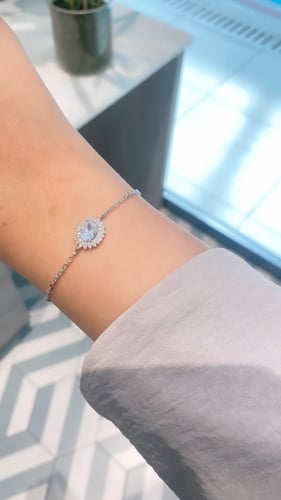 أسورة أنيقة باللون الفضي (B273) .