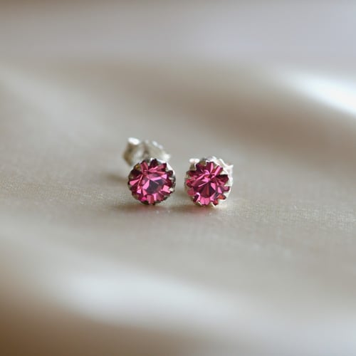 حلق أنيق باللون الفضي ( متوفر بعدة ألوان ) .