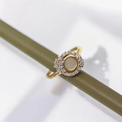 خاتم أنيق اللون ذهبي (R150) .