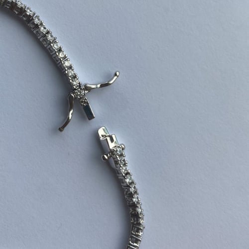 أسورة تنس كبيرة باللون الفضي (B633) .