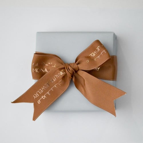 زيدي هديتك أناقة ومحبة...تغليف سماوي بشريطة بني(C2...