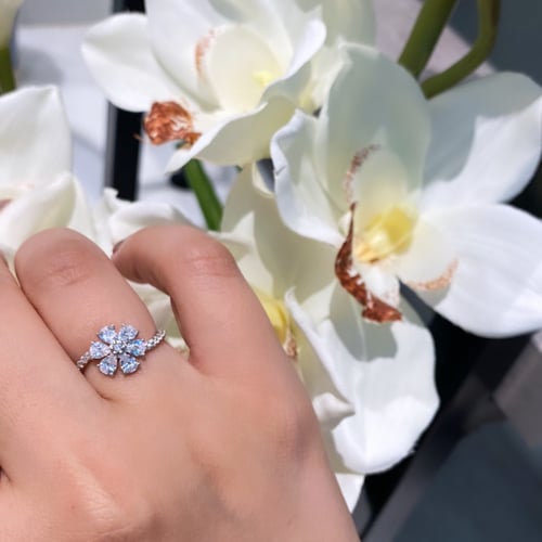 خاتم ورد أنيق اللون فضي (R267) .