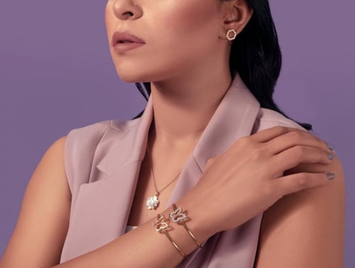 سلسلة النحلة الانيقة من الفضه عيار 925 مطلي بالذهب...