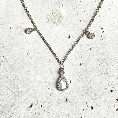 أسورة أنيقة باللون الفضي (B540).