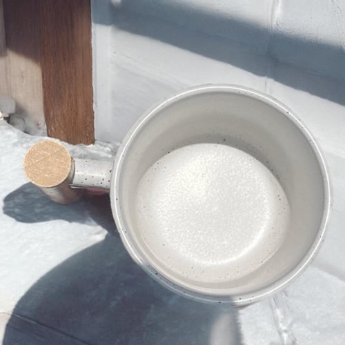 كوب شتوي بني أنيق .