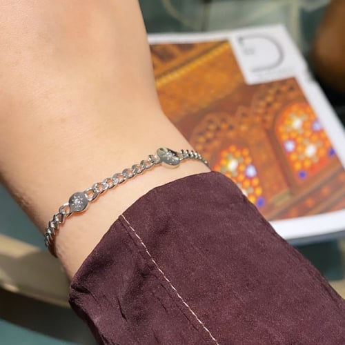 أسورة أنيقة باللون الفضي (B534) .