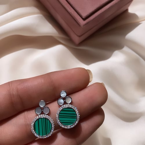 حلق أنيق اللون فضي (E388) .