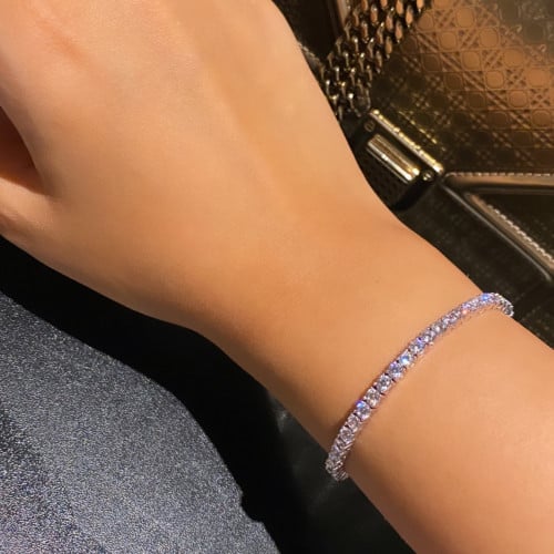 أسورة تنس كبيرة باللون الفضي (B633) .